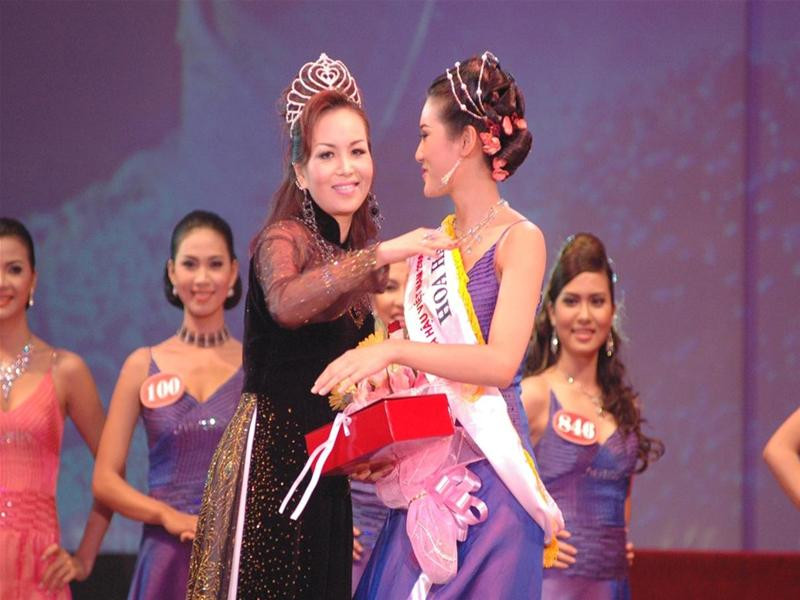 Hoa hậu toàn quốc báo Tiền phong Nguyễn Diệu Hoa lên trao quà tặng của nhà tài trợ Shiseido và 5 triệu đồng cho Hoa hậu Ảnh Cao Thanh Hằng. Ảnh : TPO Hoa hậu ảnh Cao Thanh Hằng . Ảnh : TPO