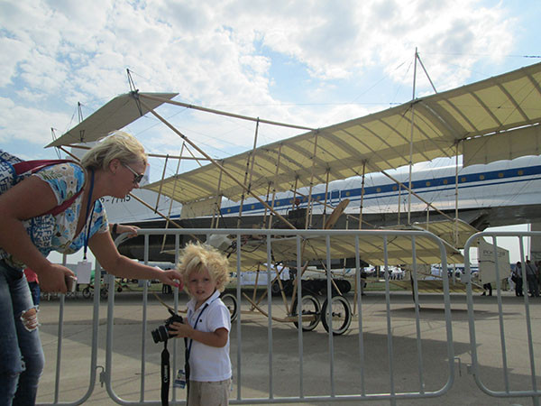 Ngộ nghĩnh trẻ em tại triển lãm hàng không quốc tế ảnh 5