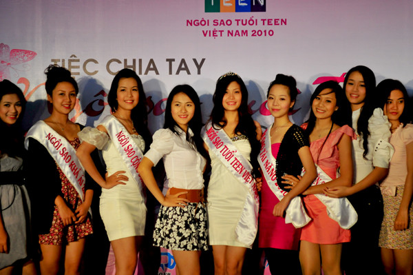 không kém phần rạng rỡ trong tiệc chia tay