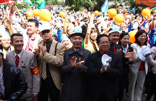 Lãnh đạo nhà trường cùng sinh viên ĐH Yersin chúc mừng đội nhà giành chiến thắng. Ảnh: MAI VINH