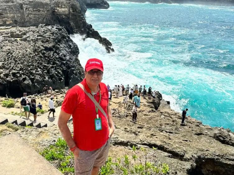 Khoảnh khắc nam du khách Mukhi bị sóng dữ cuốn khỏi vách đá ở 'bẫy tử thần' Angel's Billabong. Ảnh: X.