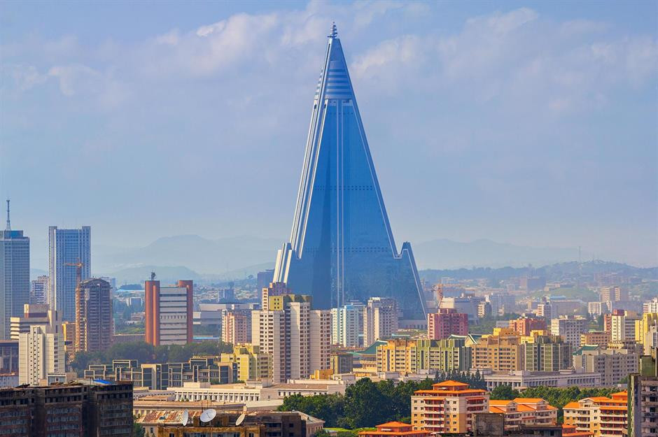 Khách sạn Ryugyong ở Bình Nhưỡng được mệnh danh là tòa nhà hình kim tự tháp cao nhất thế giới. Ảnh: Andrew Palmer. Khách sạn Ryugyong ở Bình Nhưỡng được mệnh danh là tòa nhà hình kim tự tháp cao nhất thế giới. Ảnh: Andrew Palmer.