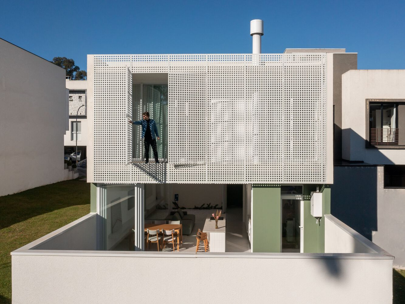 Ngôi nhà màu trắng này gồm hai tầng, trong đó ở tầng trệt có lối vào, khu vực sinh hoạt, với không gian sống được bao quanh bởi cây cối; ở tầng trên là khu vực riêng tư của gia đình, có phòng ngủ của bố mẹ và các con.