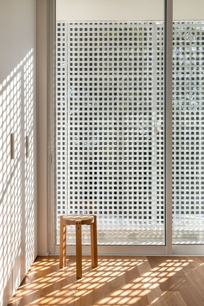 Mặt tiền đơn sắc tìm kiếm sự giao thoa giữa tính vật chất và phi vật chất bằng cách kết hợp một lớp phủ kim loại, tạo ra sự trong suốt mà không nhất thiết phải sử dụng vật liệu trong suốt, phù hợp với mong muốn của gia chủ.