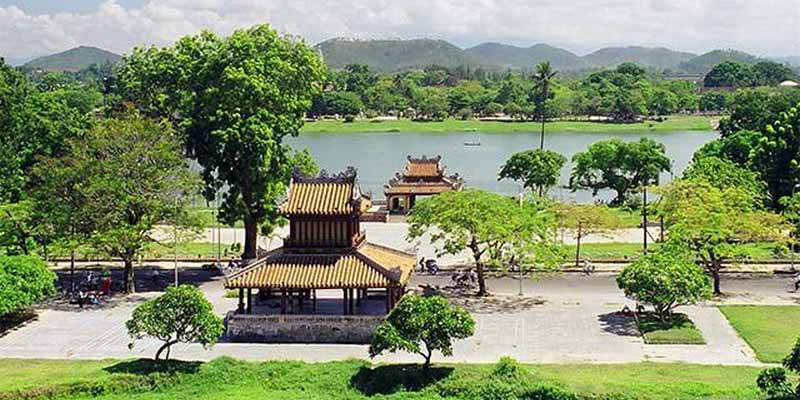 Hình ảnh in trên tờ 50.000 đồng polymer, phát hành năm 2003, là cụm di tích Nghênh Lương Đình và Phu Văn Lâu ở Huế. Đây là những công trình kiến trúc gắn bó với lịch sử triều Nguyễn. Ảnh: Internet. Hình ảnh in trên tờ 50.000 đồng polymer, phát hành năm 2003, là cụm di tích Nghênh Lương Đình và Phu Văn Lâu ở Huế. Đây là những công trình kiến trúc gắn bó với lịch sử triều Nguyễn. Ảnh: Internet.