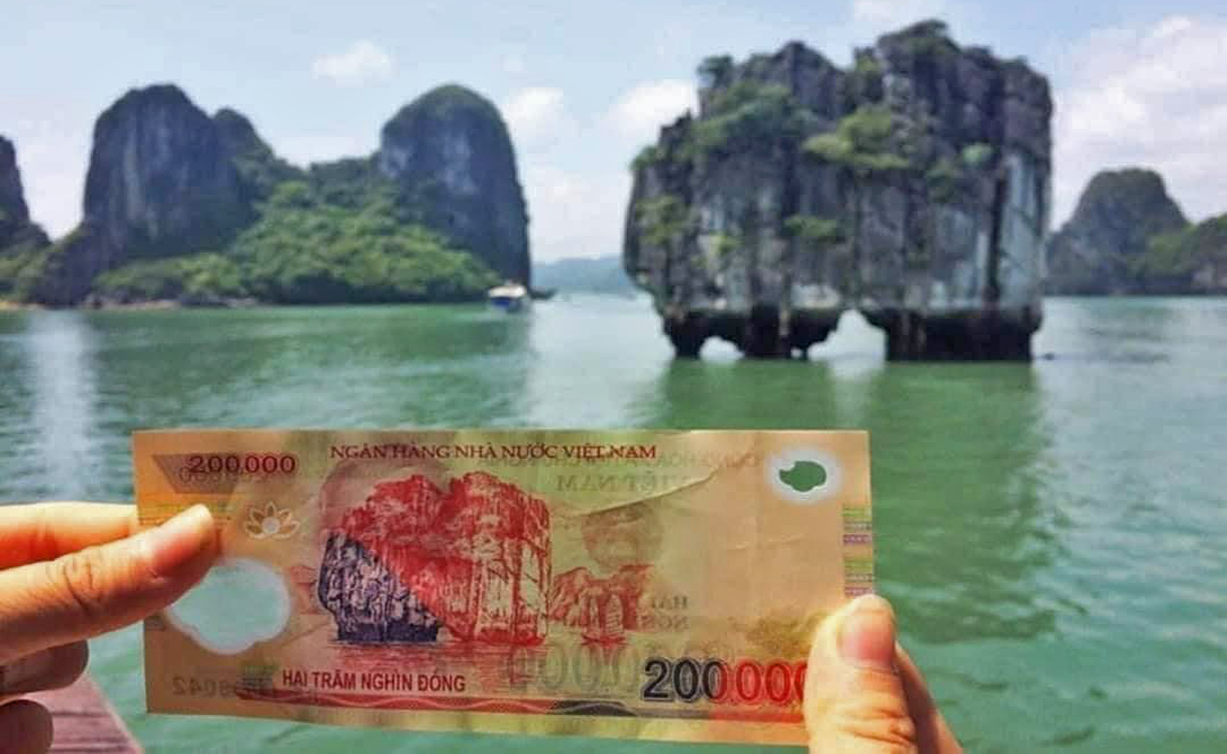 Theo tìm hiểu, hòn Đỉnh Hương là phiến đá có hình một lư hương khổng lồ đứng giữa biển khơi, như một vật thiêng cúng tế trời đất. Theo tìm hiểu, hòn Đỉnh Hương là phiến đá có hình một lư hương khổng lồ đứng giữa biển khơi, như một vật thiêng cúng tế trời đất.