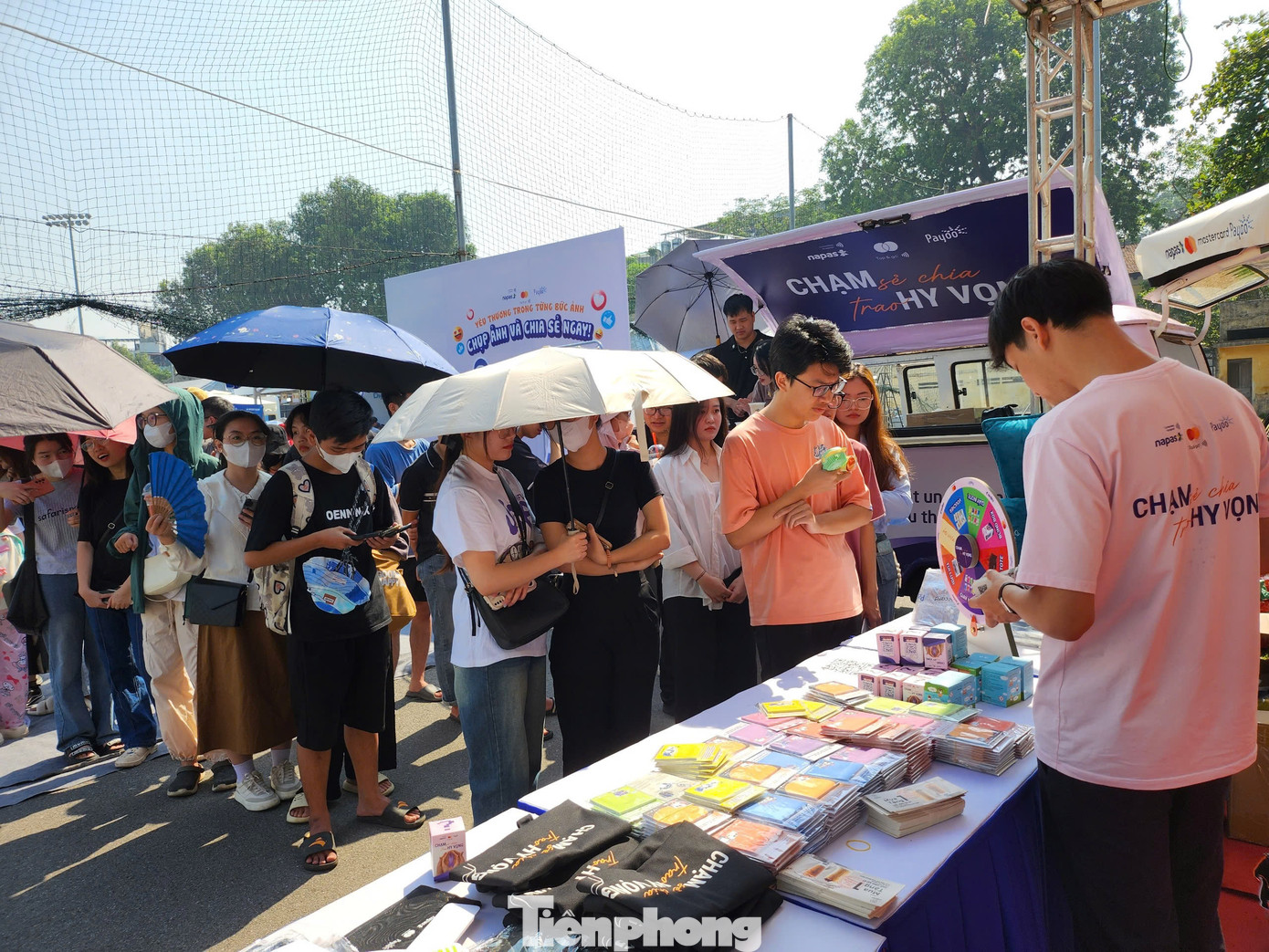 Theo đó, khách hàng chỉ cần check-in nhận quà và tham gia các minigame vui nhộn như đoán tên bài hát, tìm điểm khác biệt... sẽ nhận được các phần quà như túi đựng mỹ phẩm, sổ ghi chú dễ thương, túi tote đa năng, gối tựa xinh xắn, hộp quà blind-box, áo khoác, áo mưa, ô ngắn tiện lợi,…