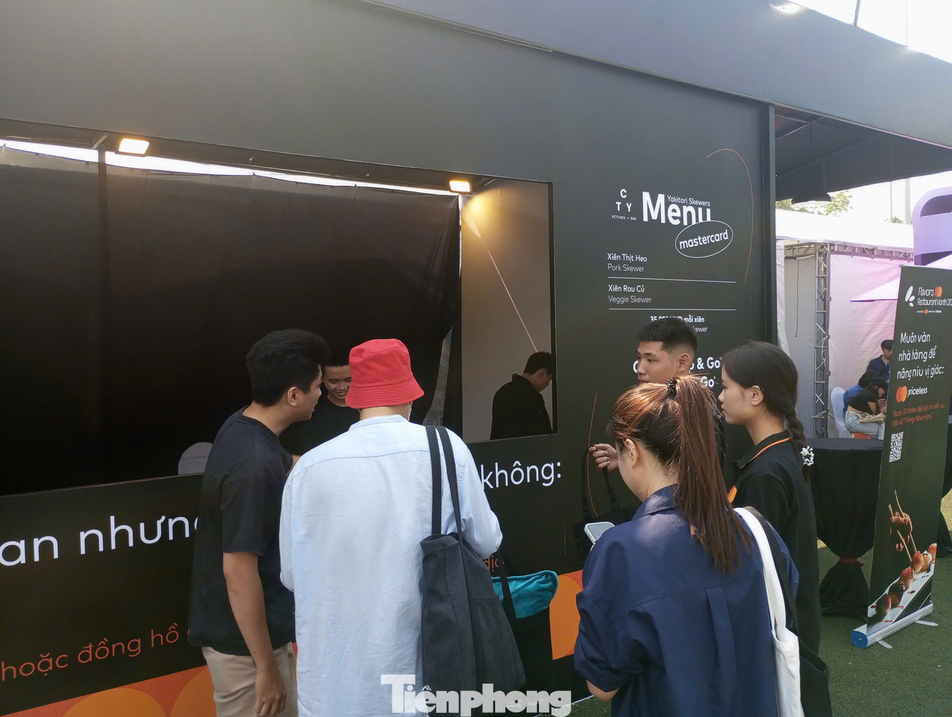 Liên quan đến Ngày Thẻ Việt Nam, đây là chuỗi sự kiện giới thiệu về công nghệ thanh toán mới nhất, cũng như lan tỏa lợi ích của các phương thức thanh toán điện tử. Qua đó thúc đẩy người dân dần thay đổi thói quen thanh toán, hướng tới xây dựng một xã hội không tiền mặt ở Việt Nam.