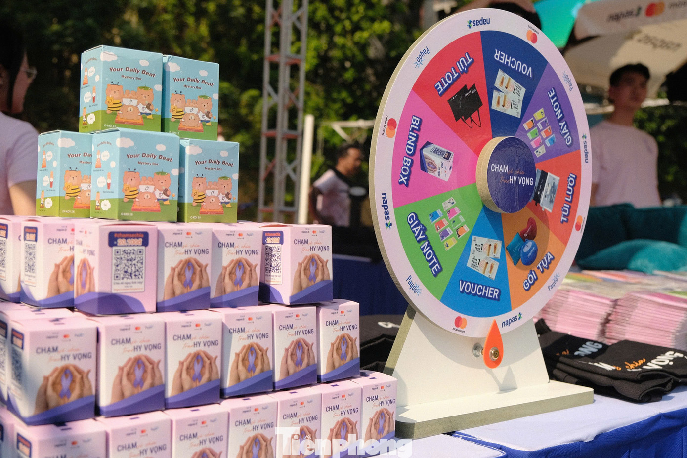 Theo đó, khách hàng chỉ cần check-in nhận quà và tham gia các minigame vui nhộn như đoán tên bài hát, tìm điểm khác biệt... sẽ nhận được các phần quà như túi đựng mỹ phẩm, sổ ghi chú dễ thương, túi tote đa năng, gối tựa xinh xắn, hộp quà blind-box, áo khoác, áo mưa, ô ngắn tiện lợi,…