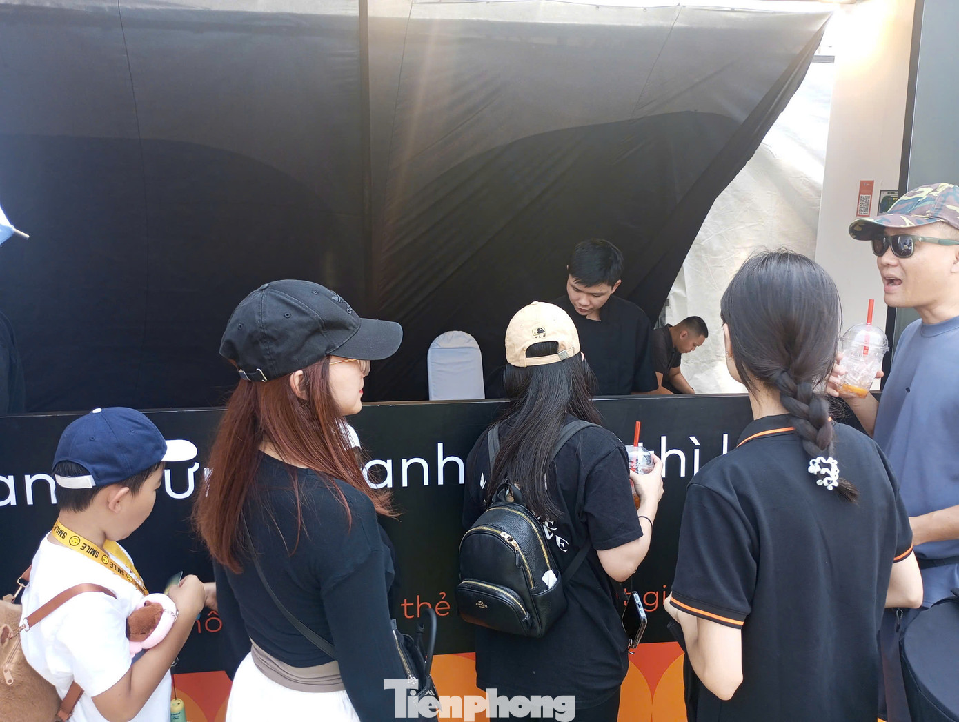 Khi đến với gian hàng của Mastercard, khách hàng chỉ cần mua 3 xiên thịt kèm rau, thông qua hình thức chuyển khoản sẽ được tặng một túi xách của Mastercard.