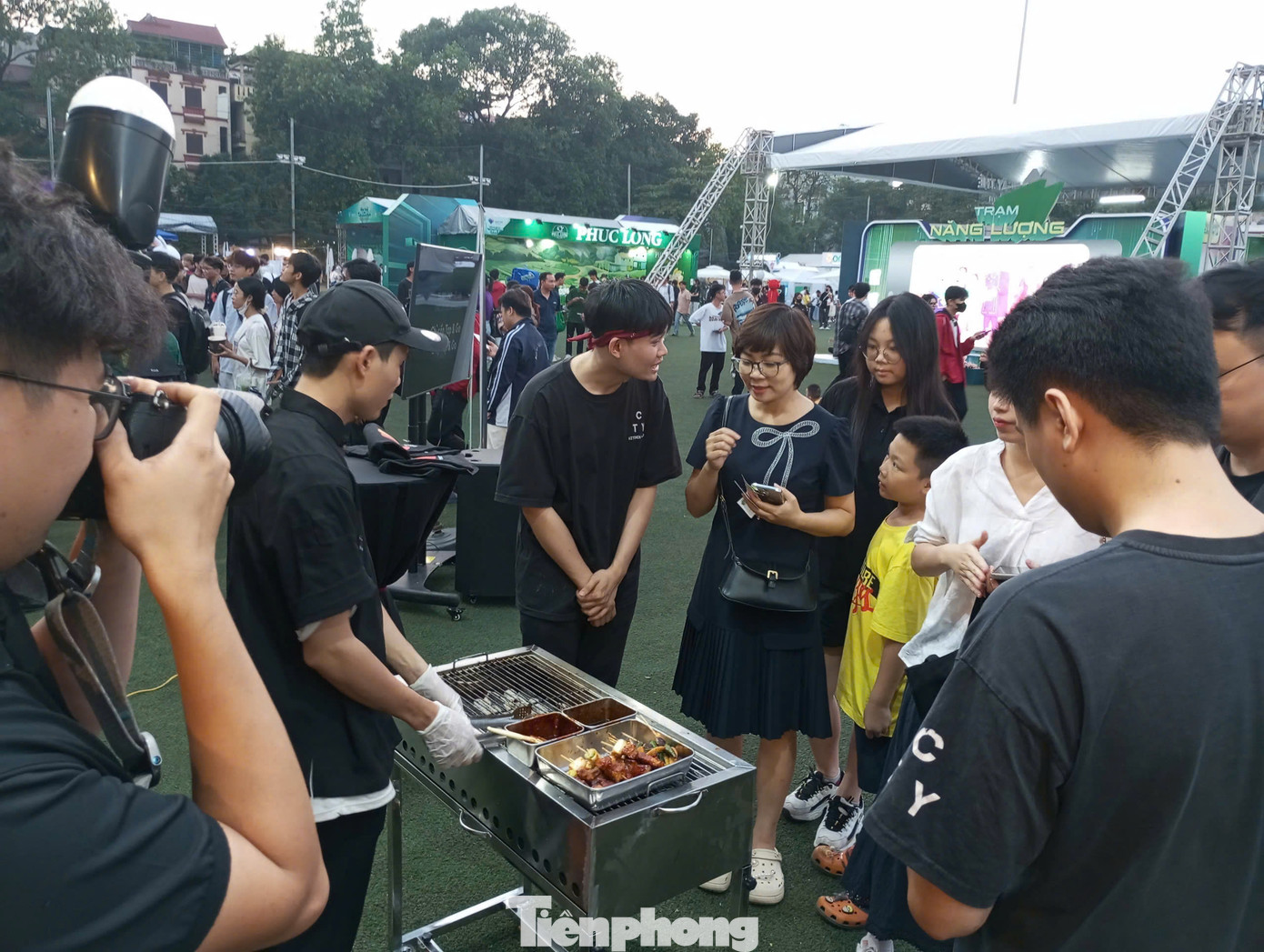 Liên quan đến Ngày Thẻ Việt Nam, đây là chuỗi sự kiện giới thiệu về công nghệ thanh toán mới nhất, cũng như lan tỏa lợi ích của các phương thức thanh toán điện tử. Qua đó thúc đẩy người dân dần thay đổi thói quen thanh toán, hướng tới xây dựng một xã hội không tiền mặt ở Việt Nam.