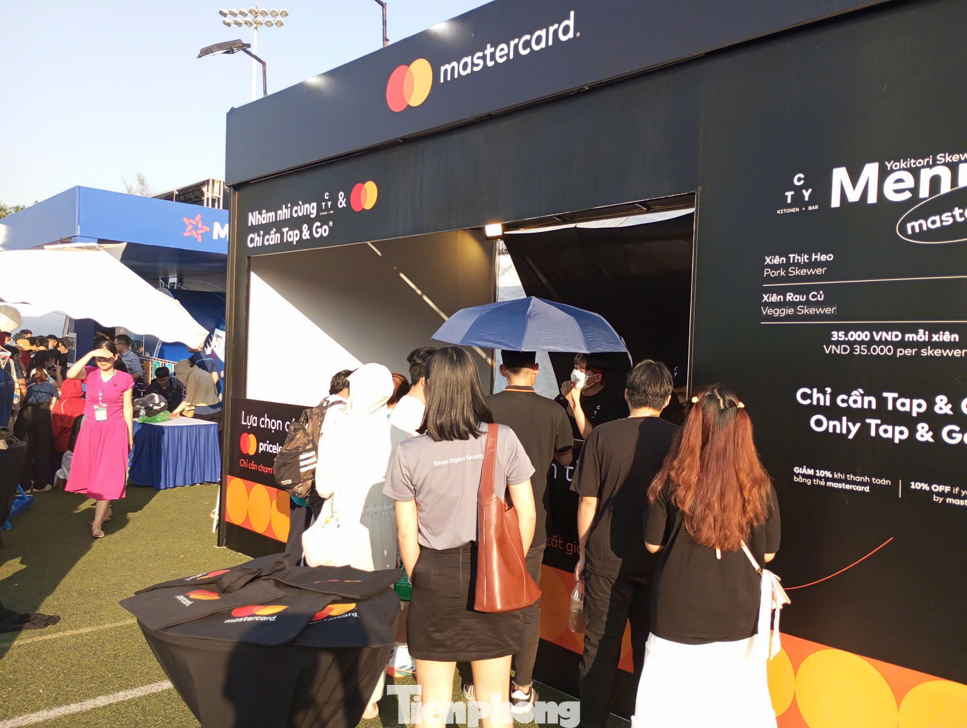 Liên quan đến Ngày Thẻ Việt Nam, đây là chuỗi sự kiện giới thiệu về công nghệ thanh toán mới nhất, cũng như lan tỏa lợi ích của các phương thức thanh toán điện tử. Qua đó thúc đẩy người dân dần thay đổi thói quen thanh toán, hướng tới xây dựng một xã hội không tiền mặt ở Việt Nam.