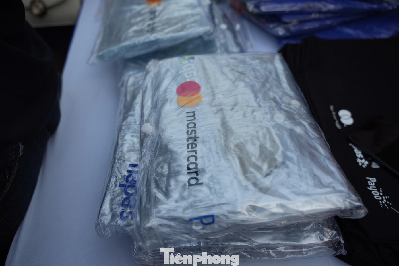 Theo đó, khách hàng chỉ cần check-in nhận quà và tham gia các minigame vui nhộn như đoán tên bài hát, tìm điểm khác biệt... sẽ nhận được các phần quà như túi đựng mỹ phẩm, sổ ghi chú dễ thương, túi tote đa năng, gối tựa xinh xắn, hộp quà blind-box, áo khoác, áo mưa, ô ngắn tiện lợi,…