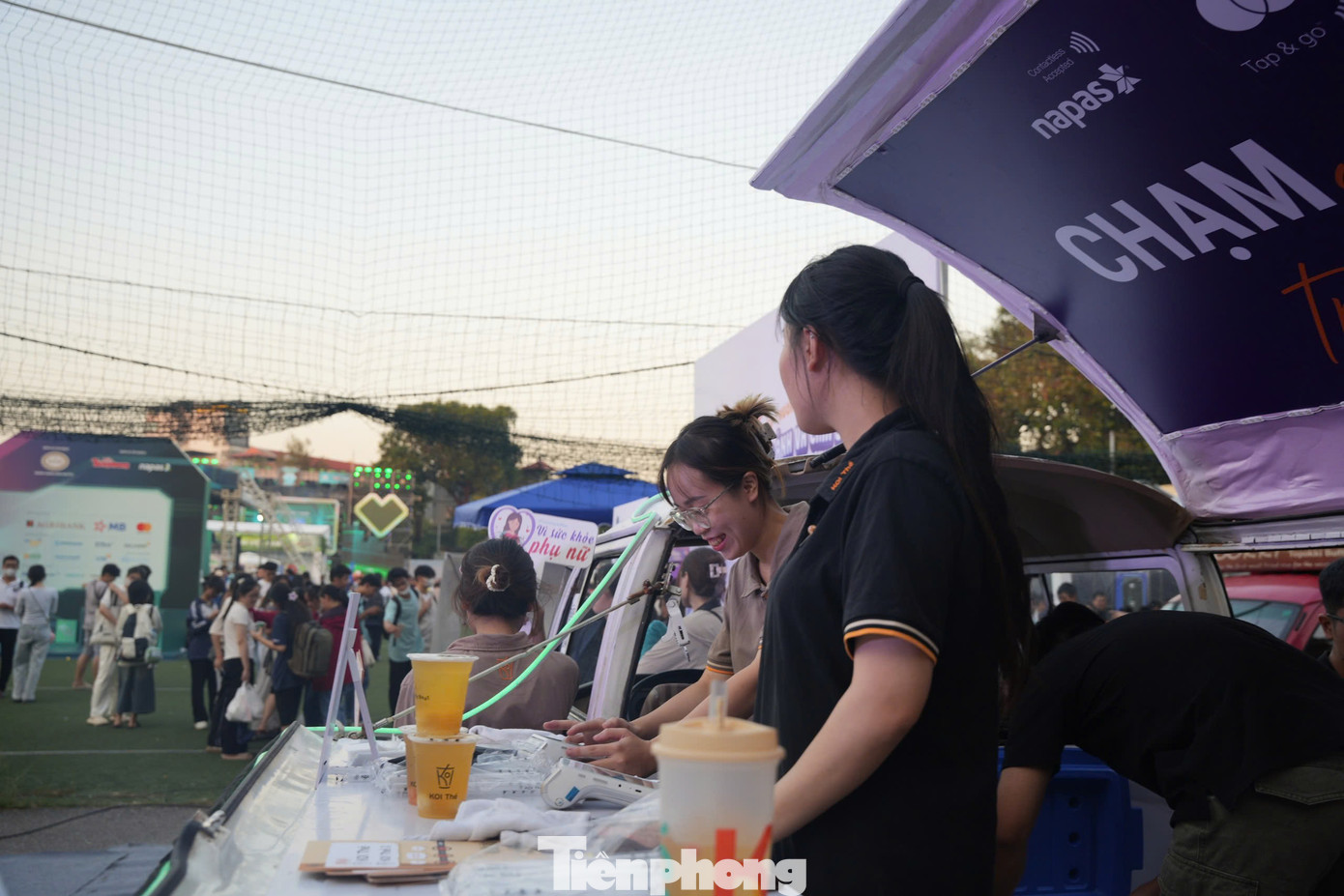 Ngoài ra, tại gian hàng còn có chương trình ưu đãi đặc biệt là giảm 20.000 đồng cho hóa đơn từ 40.000 đồng, khi mua trà sữa KOI Thé và thanh toán bằng phương thức chạm thẻ contactless NAPAS và Mastercard.