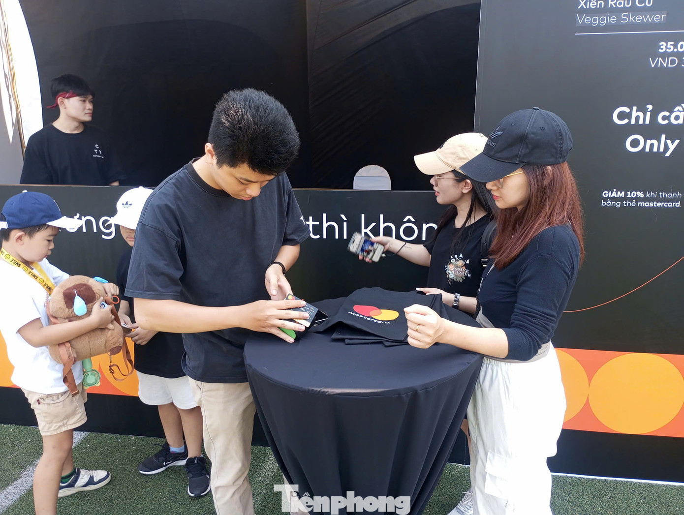 Khi đến với gian hàng của Mastercard, khách hàng chỉ cần mua 3 xiên thịt kèm rau, thông qua hình thức chuyển khoản sẽ được tặng một túi xách của Mastercard.