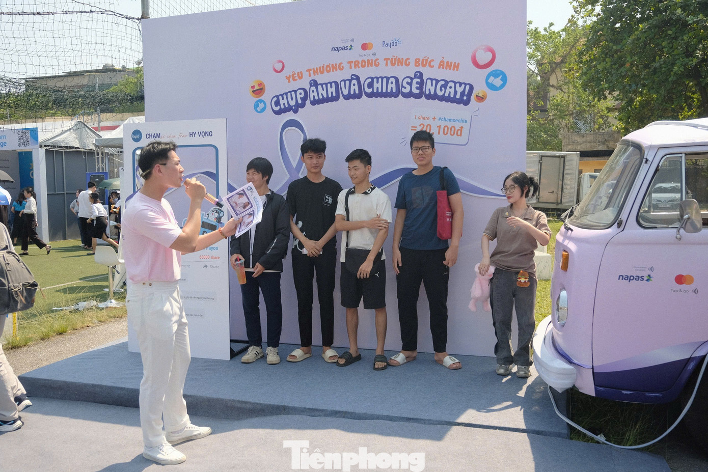 Hình ảnh “Chuyến xe yêu thương” xuất hiện cùng với quầy trà sữa, bên trong chiếc xe van màu tím hồng bắt mắt, khiến nhiều bạn trẻ thích thú.