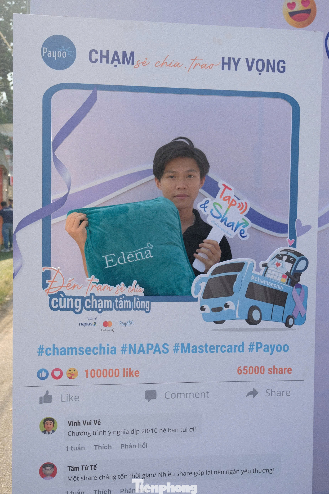 Hình ảnh “Chuyến xe yêu thương” xuất hiện cùng với quầy trà sữa, bên trong chiếc xe van màu tím hồng bắt mắt, khiến nhiều bạn trẻ thích thú.