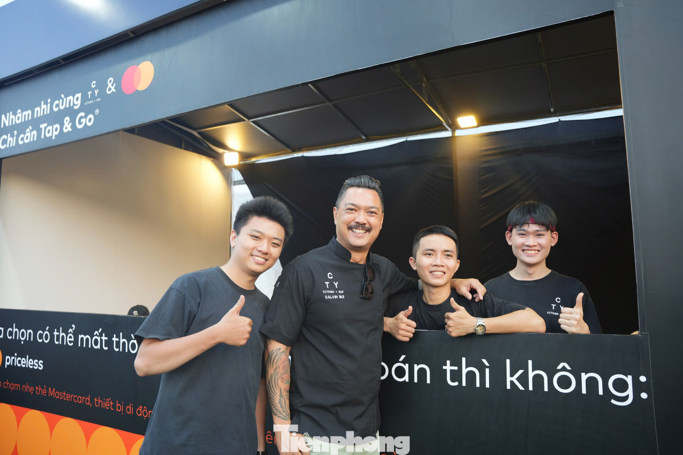 Khi đến với gian hàng của Mastercard, khách hàng chỉ cần mua 3 xiên thịt kèm rau, thông qua hình thức chuyển khoản sẽ được tặng một túi xách của Mastercard.