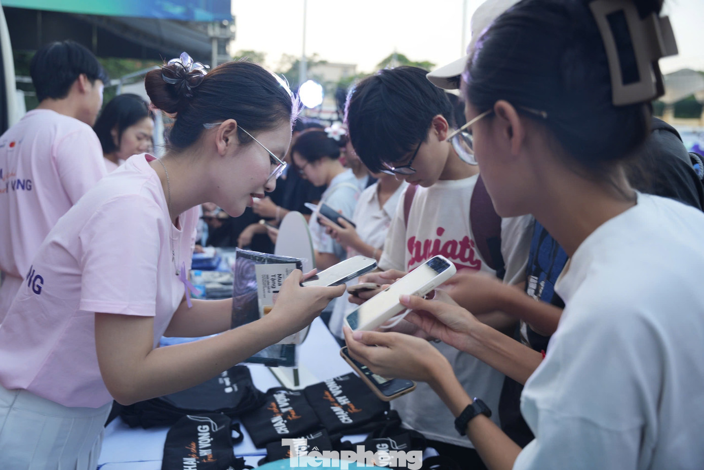 Theo đó, khách hàng chỉ cần check-in nhận quà và tham gia các minigame vui nhộn như đoán tên bài hát, tìm điểm khác biệt... sẽ nhận được các phần quà như túi đựng mỹ phẩm, sổ ghi chú dễ thương, túi tote đa năng, gối tựa xinh xắn, hộp quà blind-box, áo khoác, áo mưa, ô ngắn tiện lợi,…