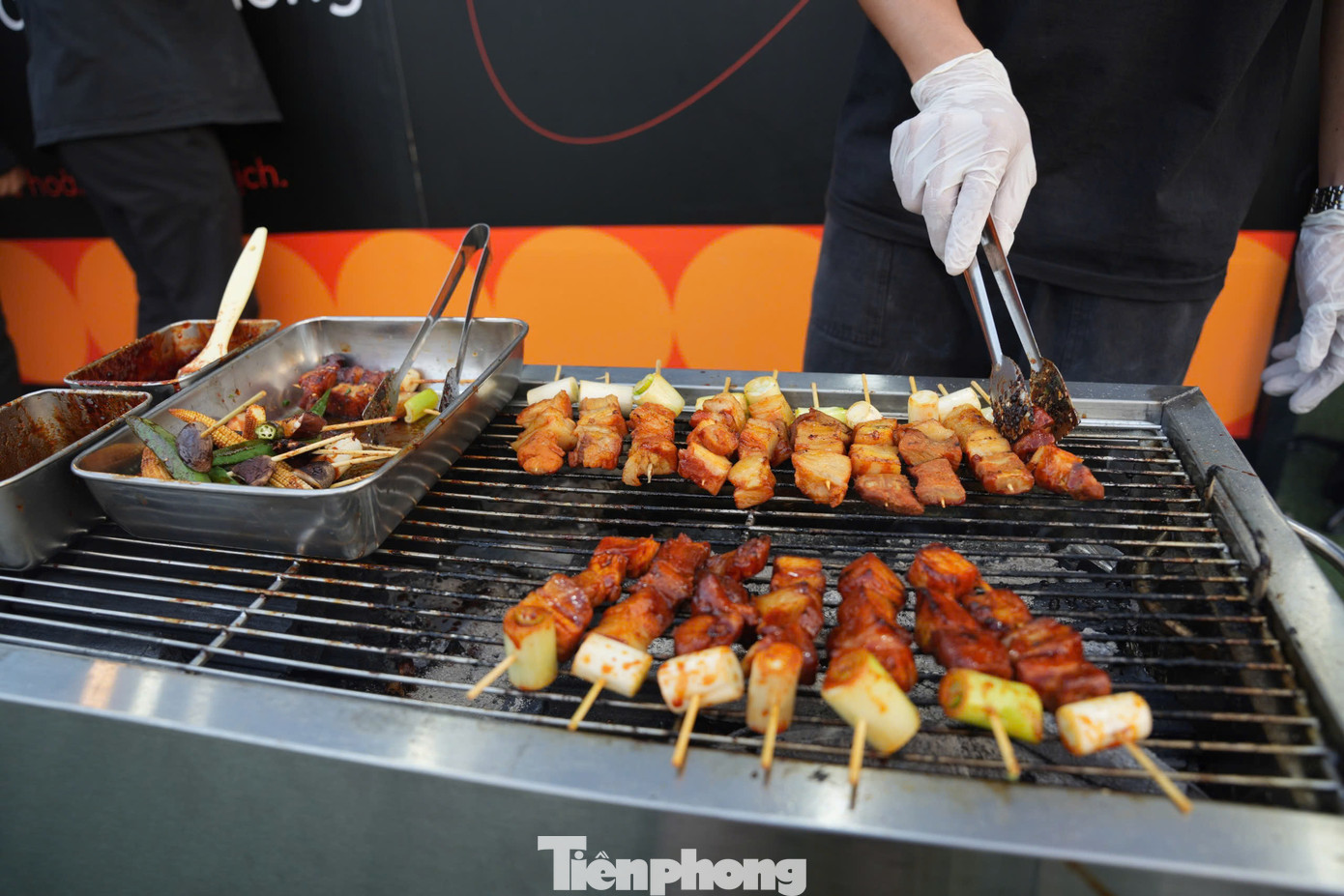 Khi đến với gian hàng của Mastercard, khách hàng chỉ cần mua 3 xiên thịt kèm rau, thông qua hình thức chuyển khoản sẽ được tặng một túi xách của Mastercard.