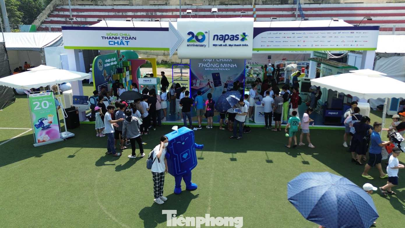 Chia sẻ với phóng viên Tiền Phong, Emma cho biết: Cách đây vài năm khi lần đầu đến Việt Nam, rất nhiều lần tôi gặp khó khăn khi giao dịch bằng tiền mặt. Sau đó, một người bạn là sinh viên Đại học Bách Khoa Hà Nội, đã rủ tôi tham gia sự kiện Ngày Thẻ Việt Nam – Sóng Festival và giúp tôi mở thẻ tại gian hàng của NAPAS. Từ đó, việc thanh toán của tôi khi đi mua đồ trở nên đơn giản và tiện lợi hơn rất nhiều. Do đó, nếu Ngày Thẻ Việt Nam – Sóng Festival và NAPAS có hoạt động nào mới, tôi đều háo hức muốn tham gia.