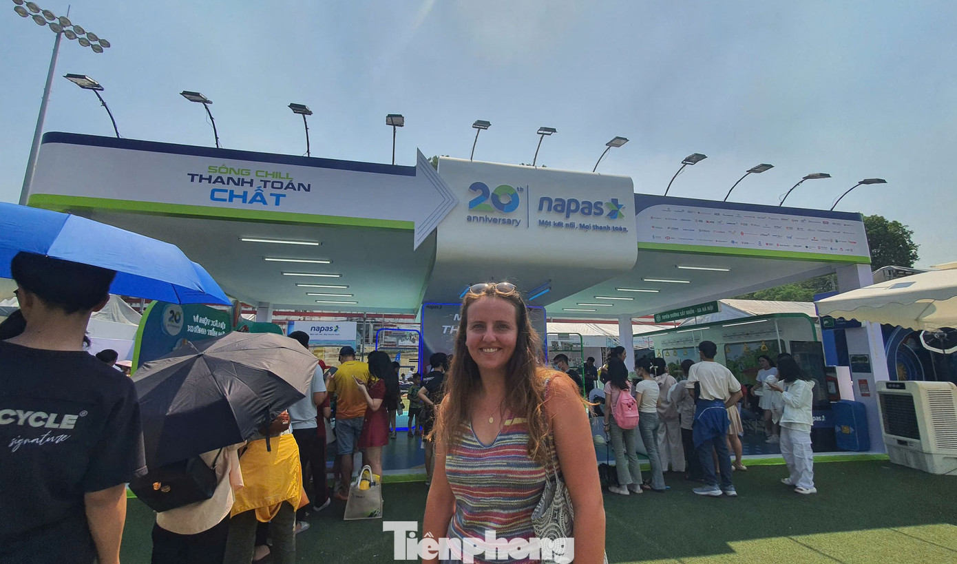 Sáng 6/10, sau khi được vài người bạn Việt Nam chia sẻ thông tin và hình ảnh, Emma Leroy (người Pháp) lập tức bắt xe đến sân vận động Bách Khoa để, tham gia trò chơi gắp gấu và ném vòng, tại gian hàng của NAPAS ở Ngày Thẻ Việt Nam 2024 – Sóng Festival. Bởi Emma biết, các hoạt động này góp phần ủng hộ cho quỹ thiện nguyện của chương trình.