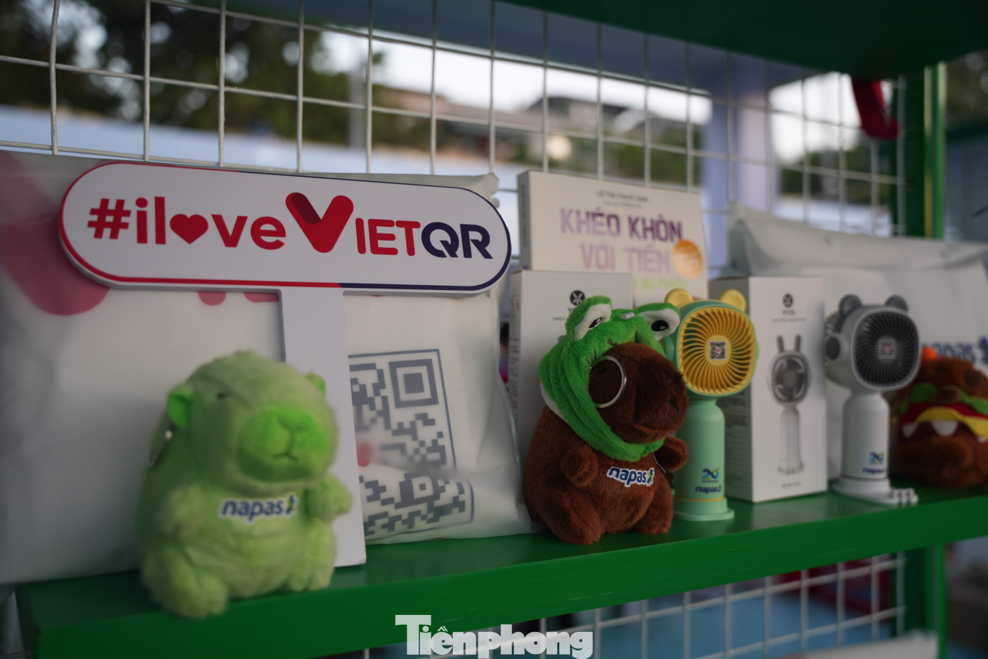 Đến trải nghiệm tại gian hàng của NAPAS, các khách hàng sẽ có cơ hội nhận được hàng nghìn phần quà thú vị như túi đựng laptop, túi cói, ô, áo mưa, gấu bông capybara,…