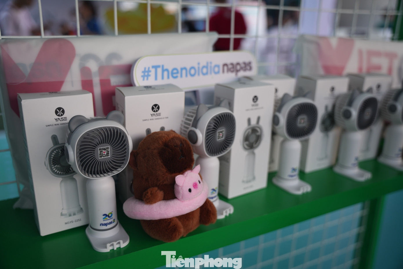 Đến trải nghiệm tại gian hàng của NAPAS, các khách hàng sẽ có cơ hội nhận được hàng nghìn phần quà thú vị như túi đựng laptop, túi cói, ô, áo mưa, gấu bông capybara,…