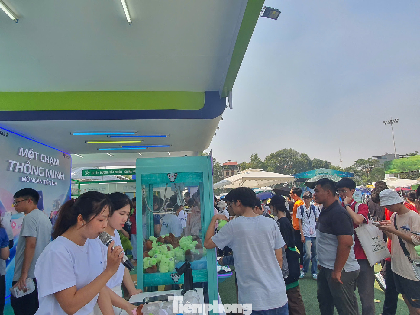 Trong khi đó, game gắp gấu (10.000 VNĐ/2 lượt gắp) tại gian hàng của NAPAS, khiến hàng trăm sinh viên “đội nắng” để xếp hàng trải nghiệm.