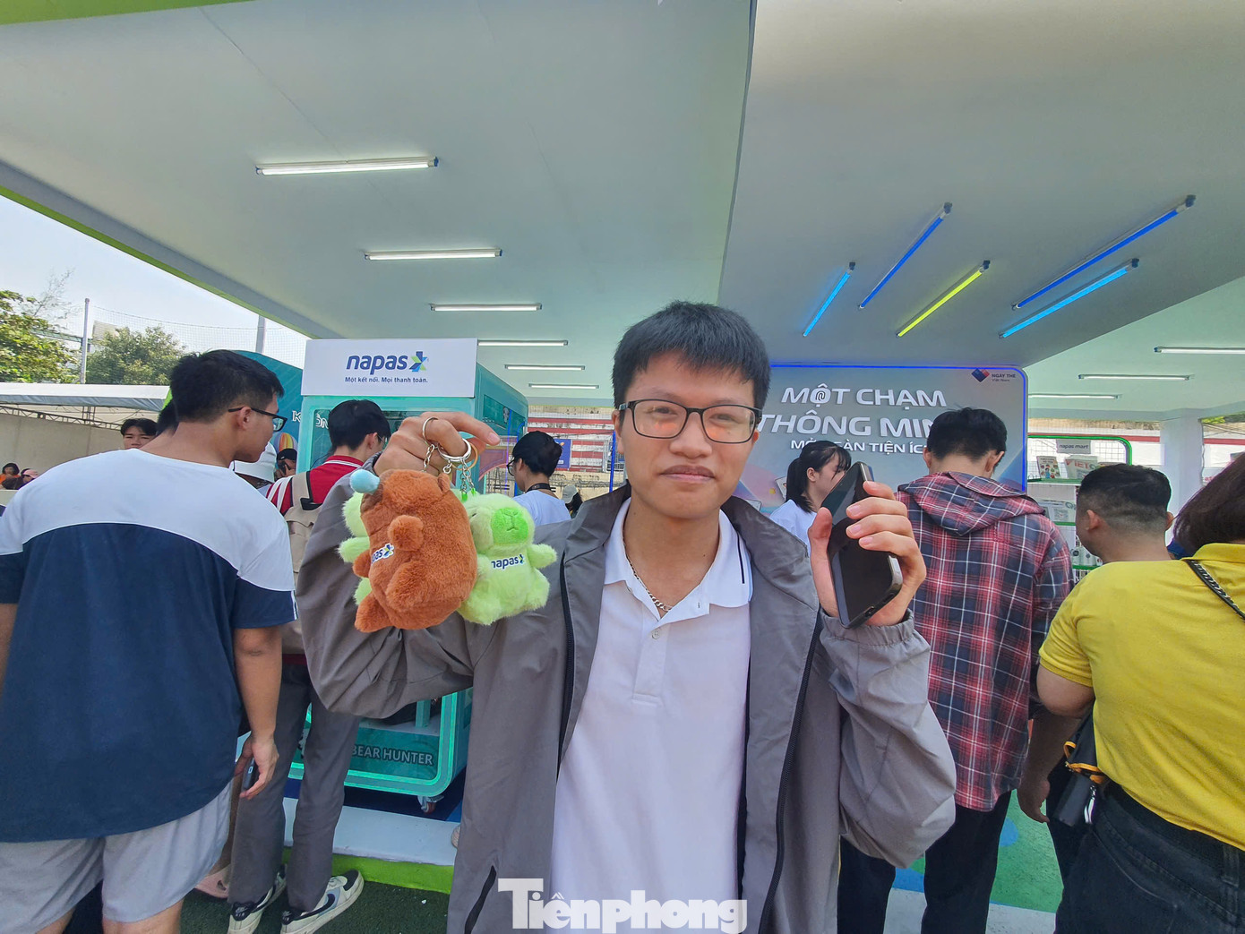 Tương tự Emma, Lê Đình Huy (sinh viên năm nhất, Học viện Bưu chính Viễn thông) cũng có những ấn tượng đặc biệt, tại gian hàng của NAPAS ở Ngày Thẻ Việt Nam 2024 – Sóng Festival. Huy cho biết, bản thân vô cùng bất ngờ và thích thú với việc toàn bộ sự kiện không dùng tiền mặt để thanh toán, mà hoàn toàn giao dịch bằng điện thoại. “Em và các bạn sinh viên mong muốn NAPAS và Ngày Thẻ Việt Nam sẽ ngày càng có nhiều hoạt động hơn nữa, để thúc đẩy việc thanh toán không dùng tiền mặt”.