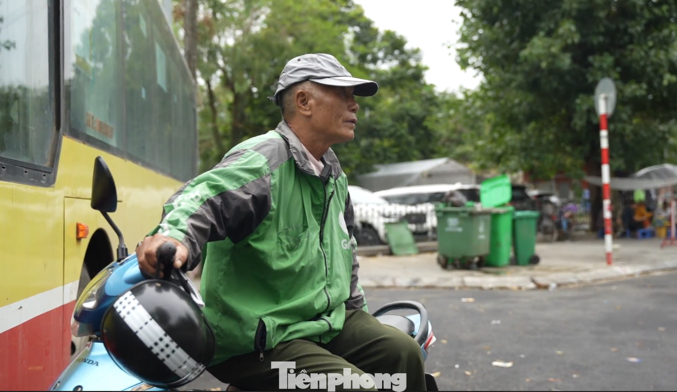Ông Hòa vừa mừng vừa lo khi nghe tin Hà Nội dự kiến hạn chế phương tiện giao thông gây ô nhiễm tại 5 khu vực từ đầu năm 2025, tiến tới cấm xe máy tại các quận từ năm 2030.