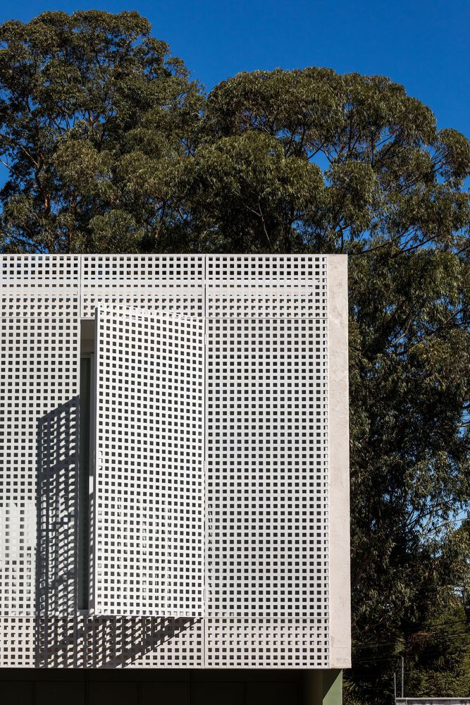 Mặt tiền đơn sắc tìm kiếm sự giao thoa giữa tính vật chất và phi vật chất bằng cách kết hợp một lớp phủ kim loại, tạo ra sự trong suốt mà không nhất thiết phải sử dụng vật liệu trong suốt, phù hợp với mong muốn của gia chủ.