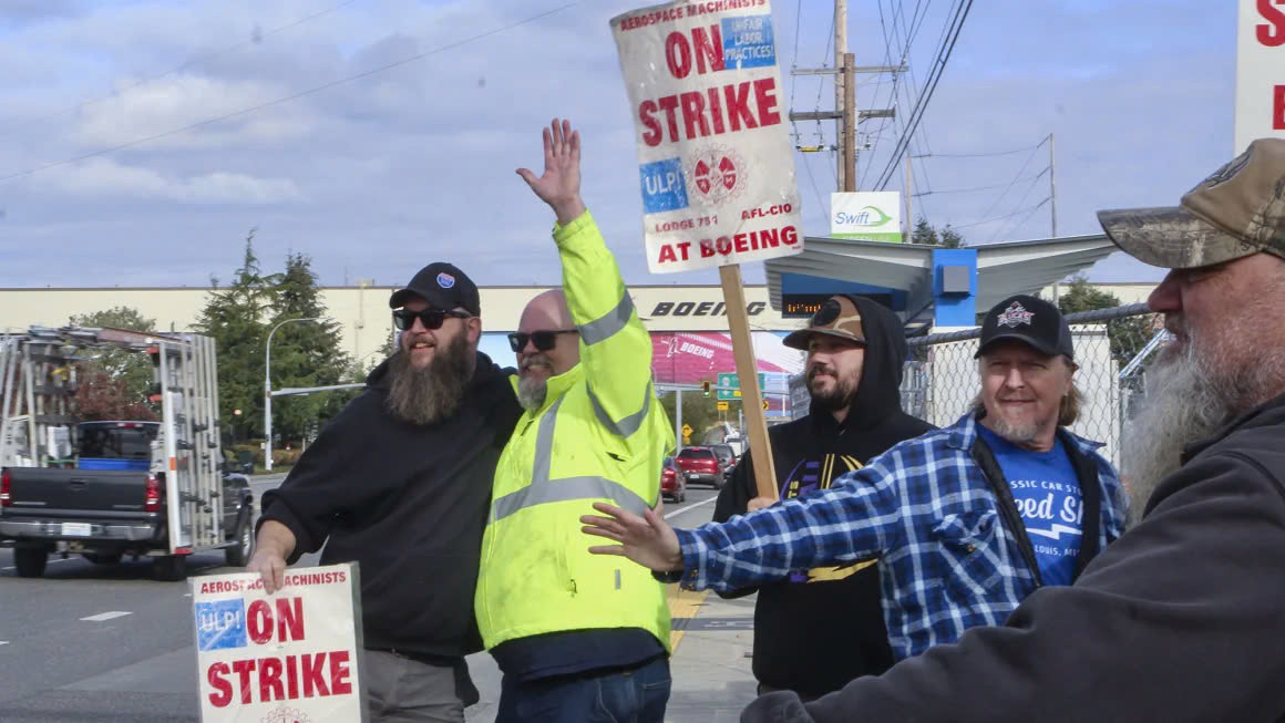 Công nhân cơ khí của Boeing biểu tình bên ngoài nhà máy của tập đoàn ở Everett, Washington hôm 22/10. Ảnh: AP.