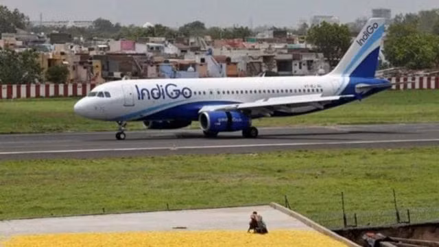 Hai chuyến bay của hãng hàng không IndiGo (Ấn Độ) vừa phải chuyển hướng khẩn cấp vì bị đe dọa ném bom. Ảnh: Indian Express.