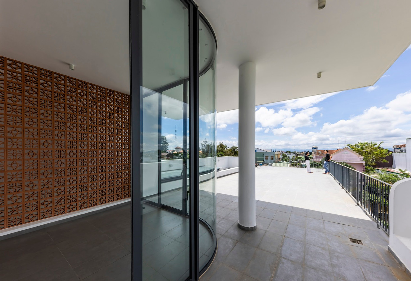 Thiết kế nội thất được chế tác hài hòa, với các chi tiết sọc hồng và trắng trên tủ quần áo và cửa hình vòm, tạo nên một không gian sống động nhưng vẫn đảm bảo chức năng cần thiết cho các hoạt động hàng ngày của trẻ.