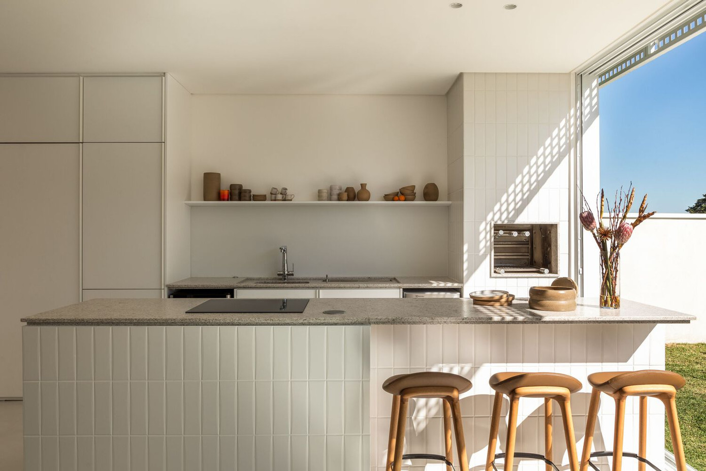 Sân trong được thiết kế để mang ánh sáng đến khu vực sinh hoạt, cũng như thông gió chéo cho các phòng.