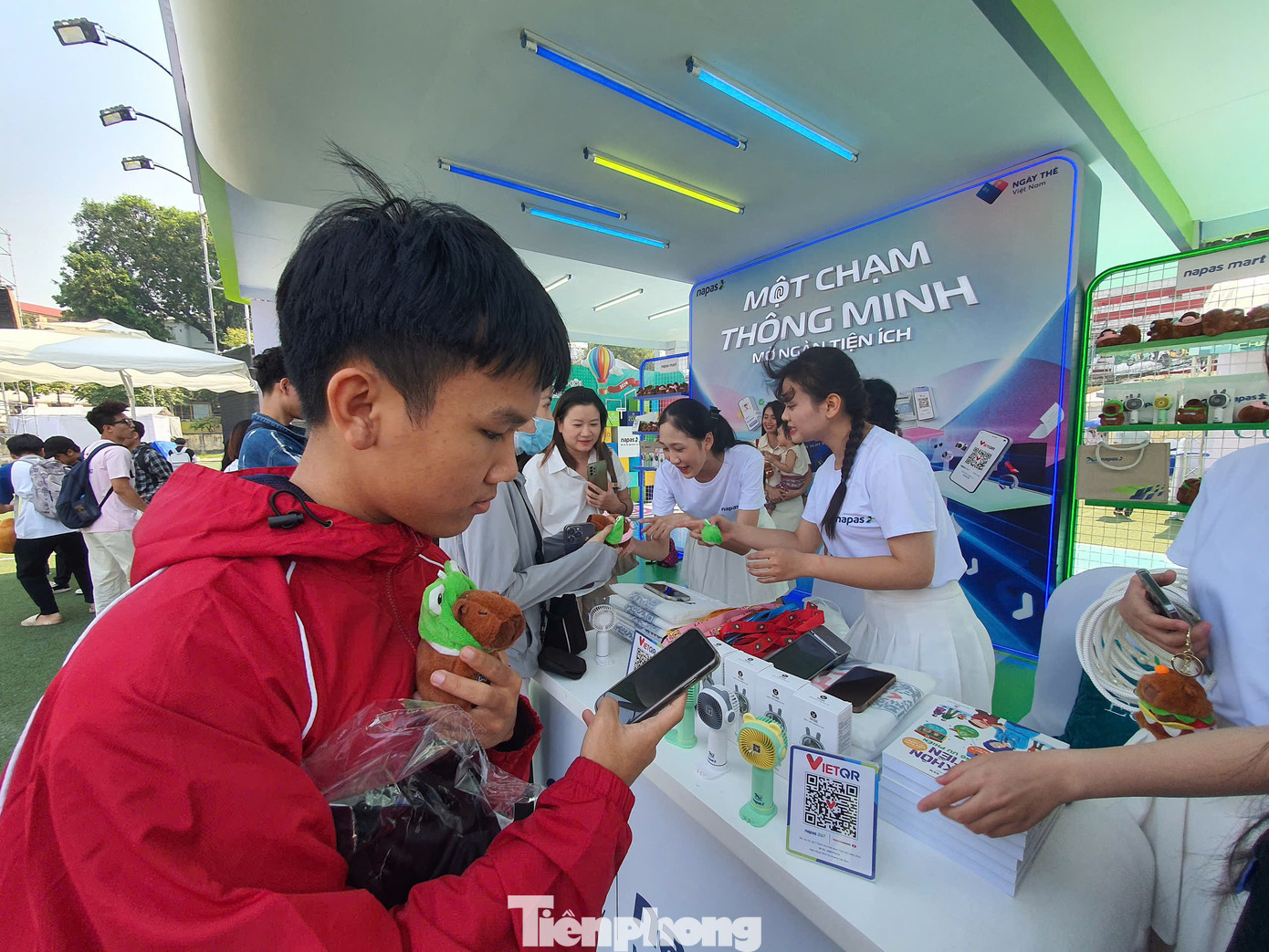 Tại gian hàng của Napas, khách hàng chỉ cần check-in với khung hình của gian hàng, là có thể nhận được móc khóa capybara, áo mưa hay quạt cầm tay mini. Khách hàng cũng được giảm 20 ngàn đồng, khi mua đồ uống của Highland Coffee với hóa đơn từ 55 ngàn đồng trở lên.