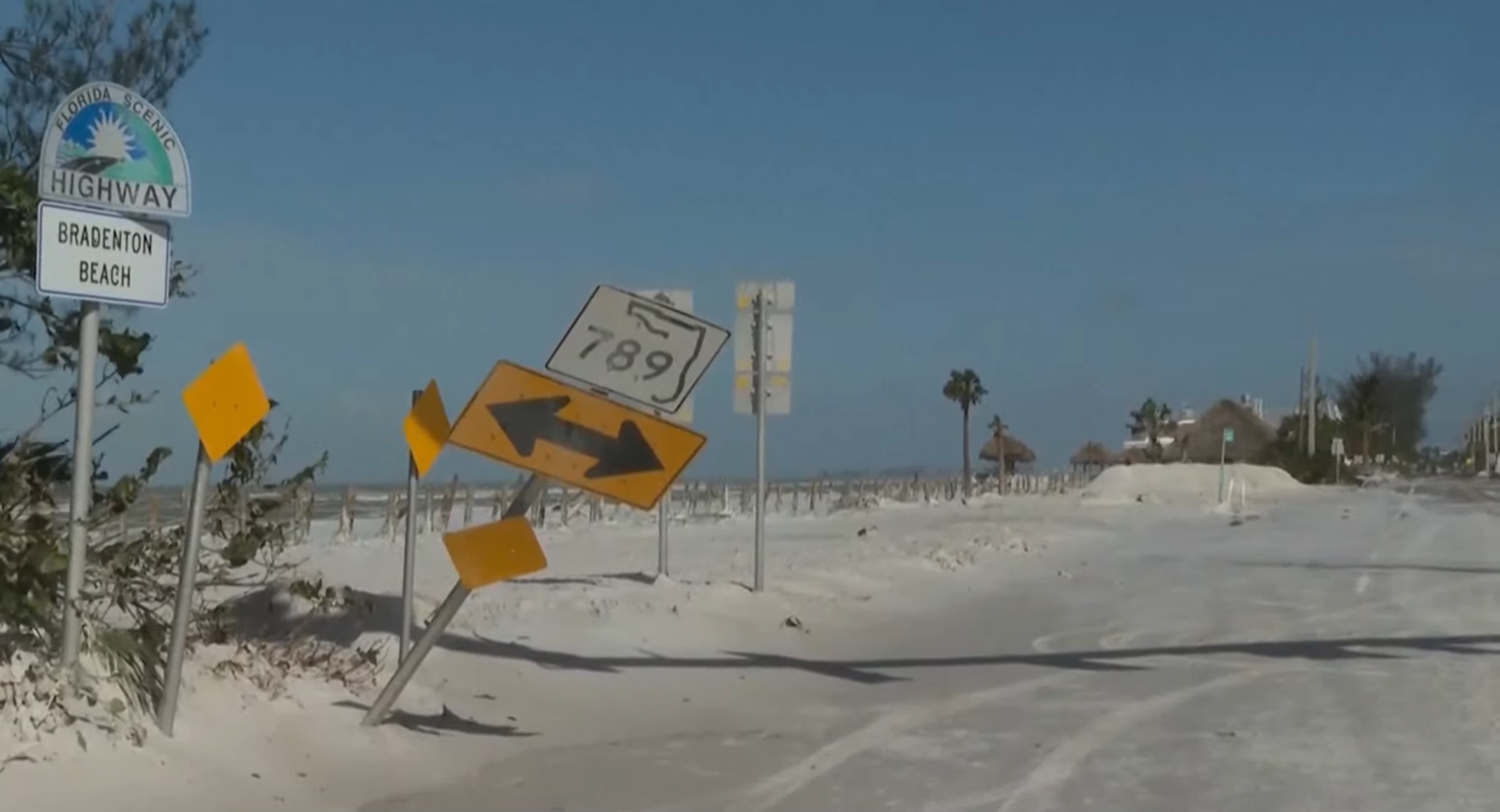 Siêu bão khiến bãi biển Bradenton như trở về thời nguyên thủy, vì thổi bay mọi thứ.