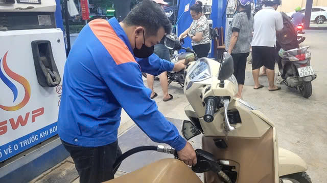 Bộ Công Thương khẳng định việc quy định thương nhân phân phối xăng dầu không được mua bán xăng dầu lẫn nhau không làm mất đi tính cạnh tranh. Bộ Công Thương khẳng định việc quy định thương nhân phân phối xăng dầu không được mua bán xăng dầu lẫn nhau không làm mất đi tính cạnh tranh.