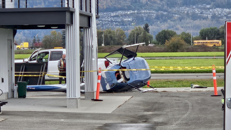 Cột nhà ở sân bay Chilliwack biến dạng sau khi bị trực thăng đâm phải. Ảnh: Mike Vanden Bosch / Pattison Media . Cột nhà ở sân bay Chilliwack biến dạng sau khi bị trực thăng đâm phải. Ảnh: Mike Vanden Bosch / Pattison Media .