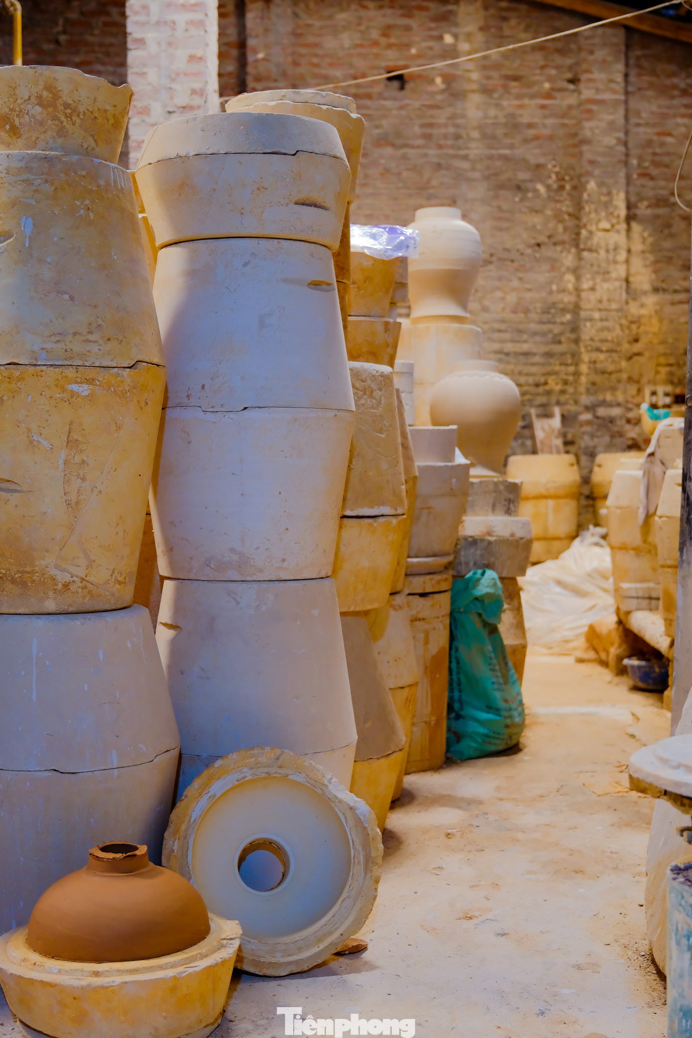 Đến làng gốm Bát Tràng, du khách còn có thể tham quan các xưởng sản xuất, để theo dõi và trực tiếp trải nghiệm các công đoạn chế tác gốm, từ việc chuẩn bị đất sét đến tạo hình, tráng men và nung gốm.