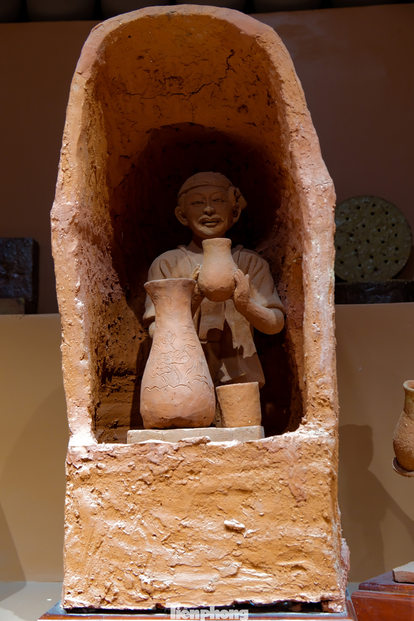 Hiện nay, khi đến thăm làng gốm Bát Tràng, ngoài việc thăm quan, trải nghiệm, du khách còn có thể lựa chọn nhiều đồ gia dụng như bát, đĩa, lọ hoa, bình cổ, gốm sứ tứ quý, đĩa treo tường, tượng gốm phù điêu...