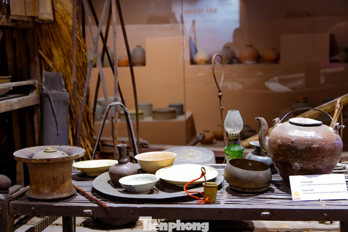 Hiện nay, khi đến thăm làng gốm Bát Tràng, ngoài việc thăm quan, trải nghiệm, du khách còn có thể lựa chọn nhiều đồ gia dụng như bát, đĩa, lọ hoa, bình cổ, gốm sứ tứ quý, đĩa treo tường, tượng gốm phù điêu...