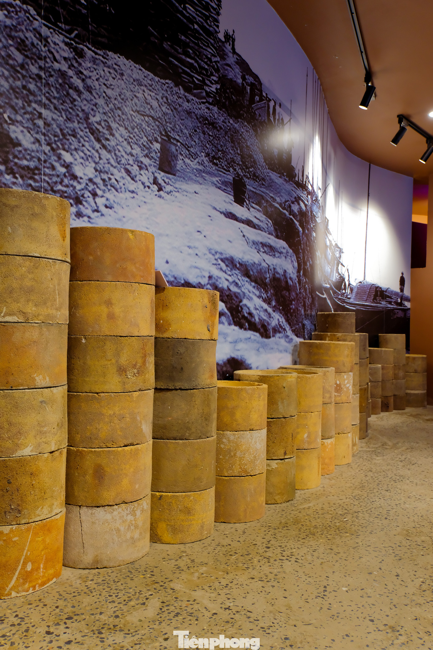 Hiện tại, giá vé thăm quan tầng 1, 2 và 4 tại bảo tàng gốm là 50.000 đồng/người (2 USD). Trải nghiệm nặn gốm tầng G có giá 50.000 đồng/trẻ em (2 USD) và 70.000 đồng/người lớn (3 USD).