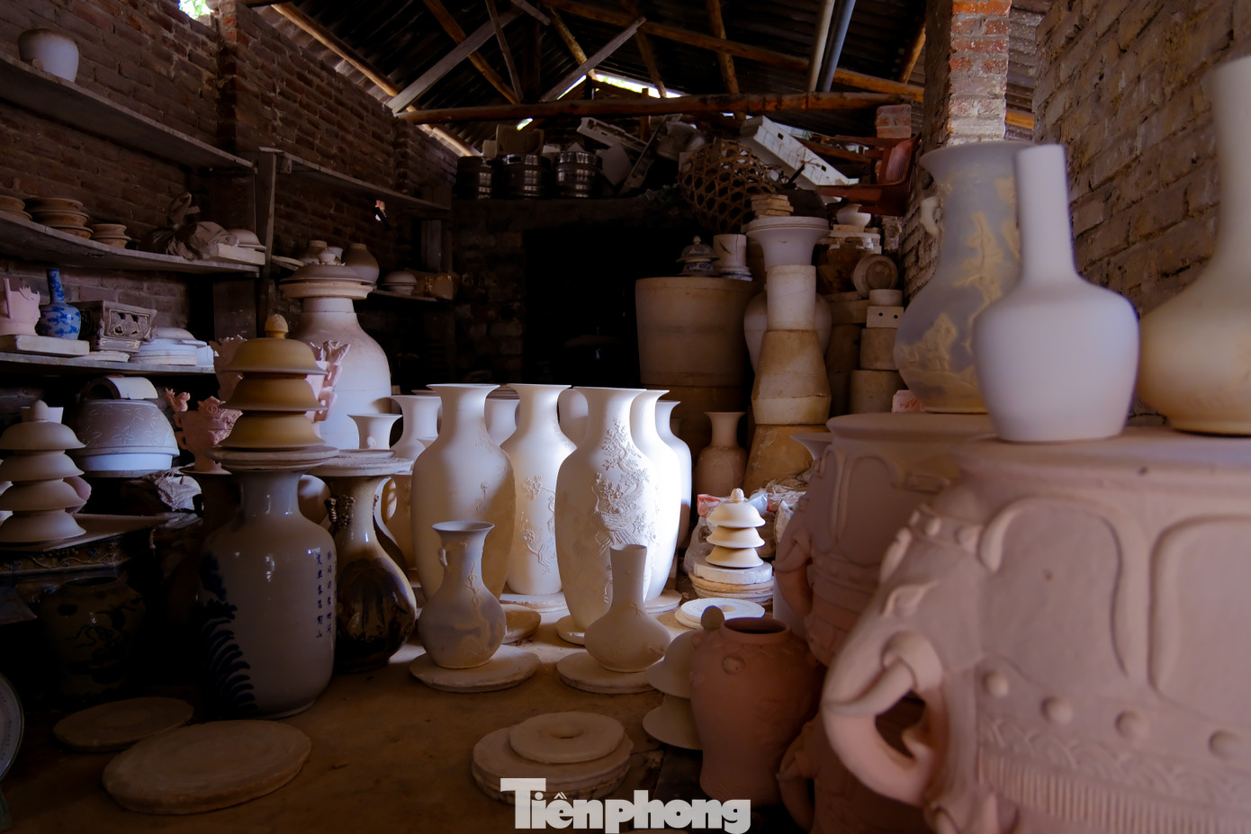 “Trên trời có đám mây xanh/Ở giữa mây trắng, chung quanh mây vàng/Ước gì anh lấy được nàng/Để anh mua gạch Bát Tràng về xây…”, đó là những câu ca dao mà hầu như du khách nào cũng nghe được mỗi khi về thăm làng gốm cổ Bát Tràng.