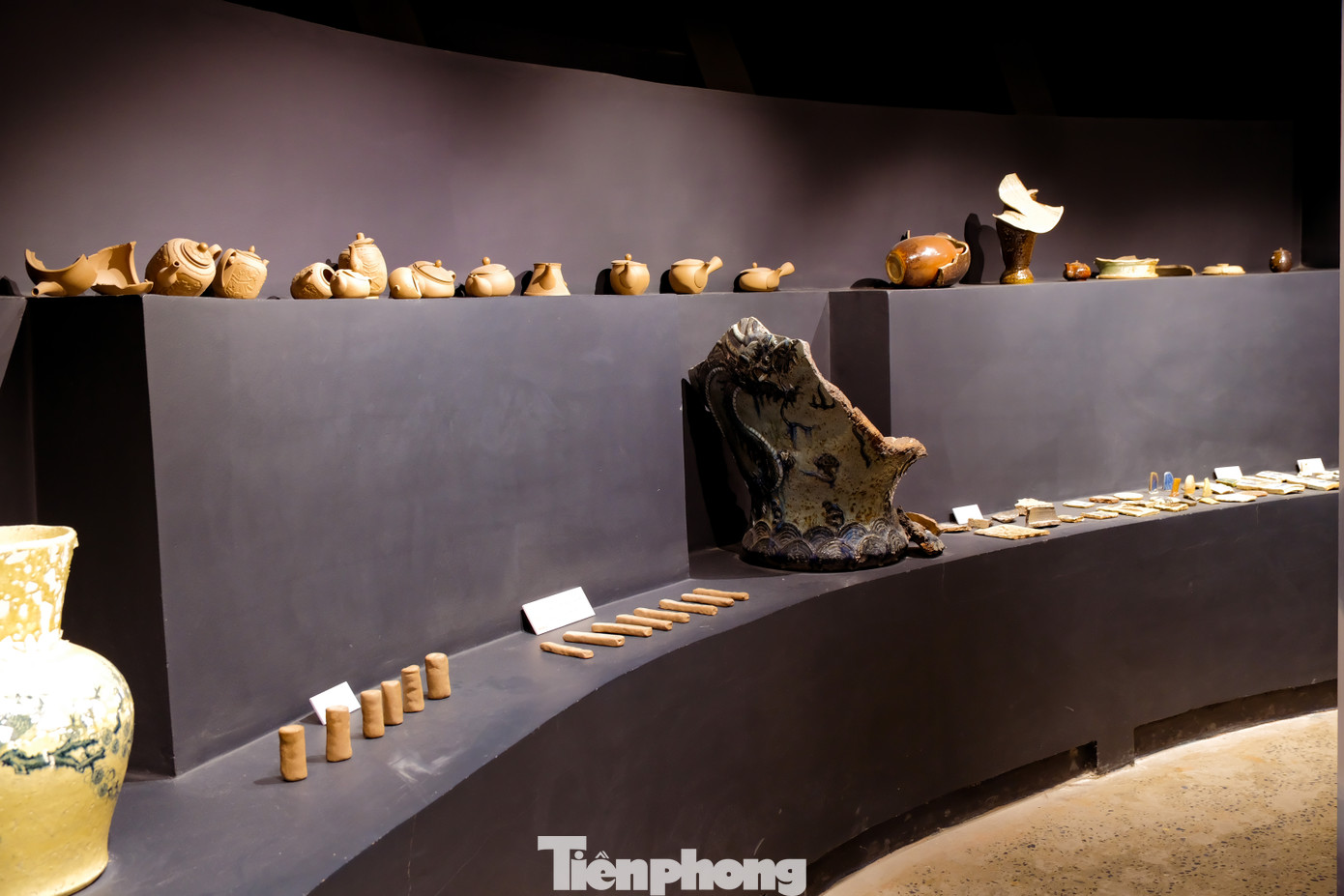 Ngoài ra, còn có combo trải nghiệm ghi dấu nghệ thuật (tầng G, tầng 1, 2,3 và 5) với giá 189.000 đồng/người và combo trải nghiệm không gian tinh hoa (tầng G, 1, 2, 3, 4 và 5), bao gồm ăn trưa với giá 249.000 đồng/người.