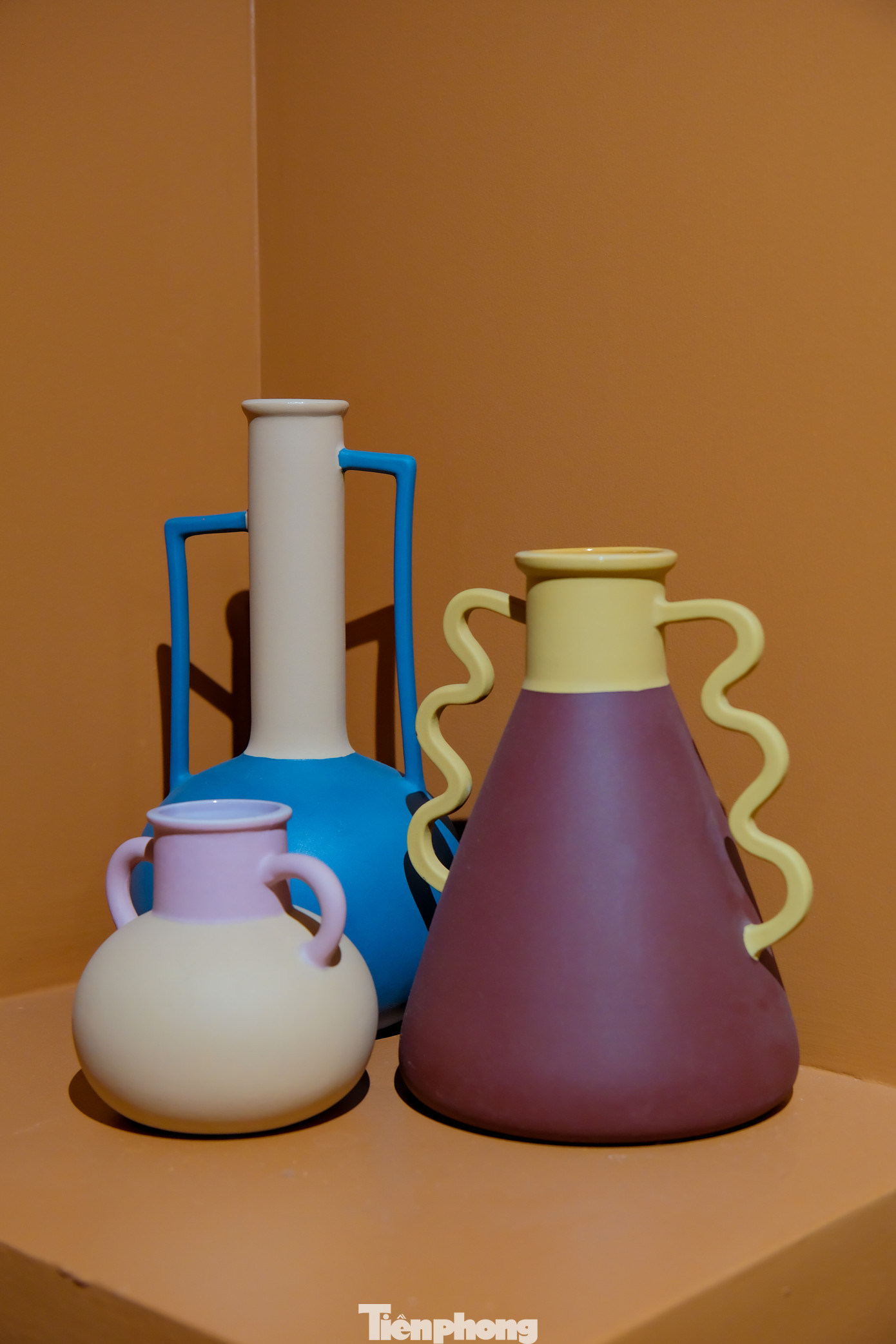 Sharma (du khách Ấn Độ) bày tỏ cô đã đến nhiều làng nghề ở Việt Nam, nhưng Bát Tràng là nơi “rút hầu bao” của cô nhiều nhất, vì các bình gốm ở đây vô cùng đa dạng về loại hình và mẫu mã. Sharma cho biết đã mua đến hơn 10 sản phẩm gồm bình hoa, đĩa, tượng gốm phù điêu để mang về nước tặng người thân và bạn bè.