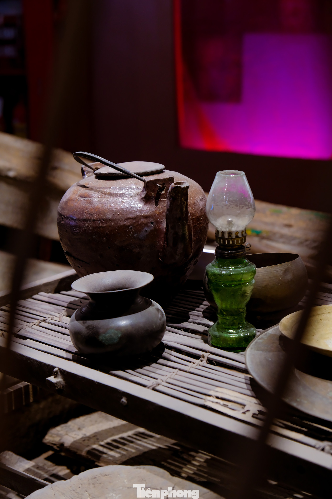 Hiện nay, khi đến thăm làng gốm Bát Tràng, ngoài việc thăm quan, trải nghiệm, du khách còn có thể lựa chọn nhiều đồ gia dụng như bát, đĩa, lọ hoa, bình cổ, gốm sứ tứ quý, đĩa treo tường, tượng gốm phù điêu...