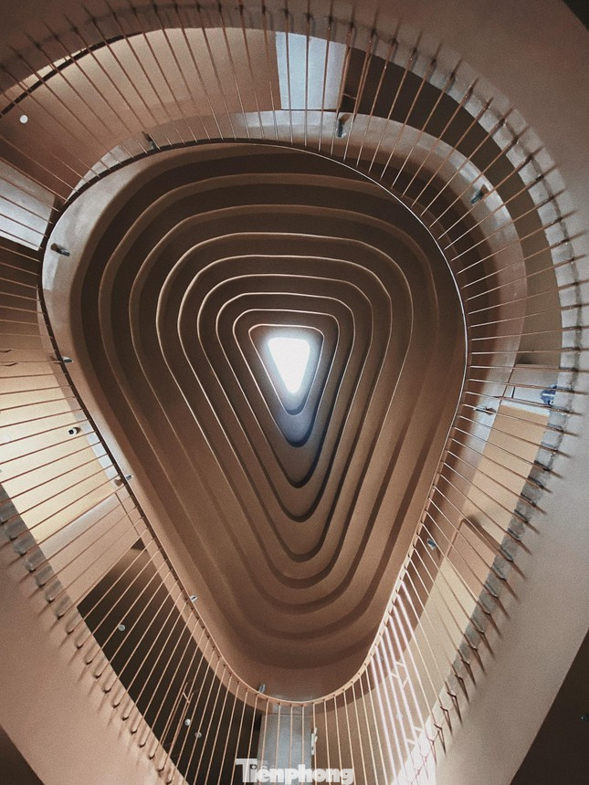 Bảo tàng gốm Bát Tràng là một công trình kiến trúc mang đậm tính nghệ thuật, lấy cảm hứng từ những bàn xoay gốm quen thuộc của người thợ gốm.