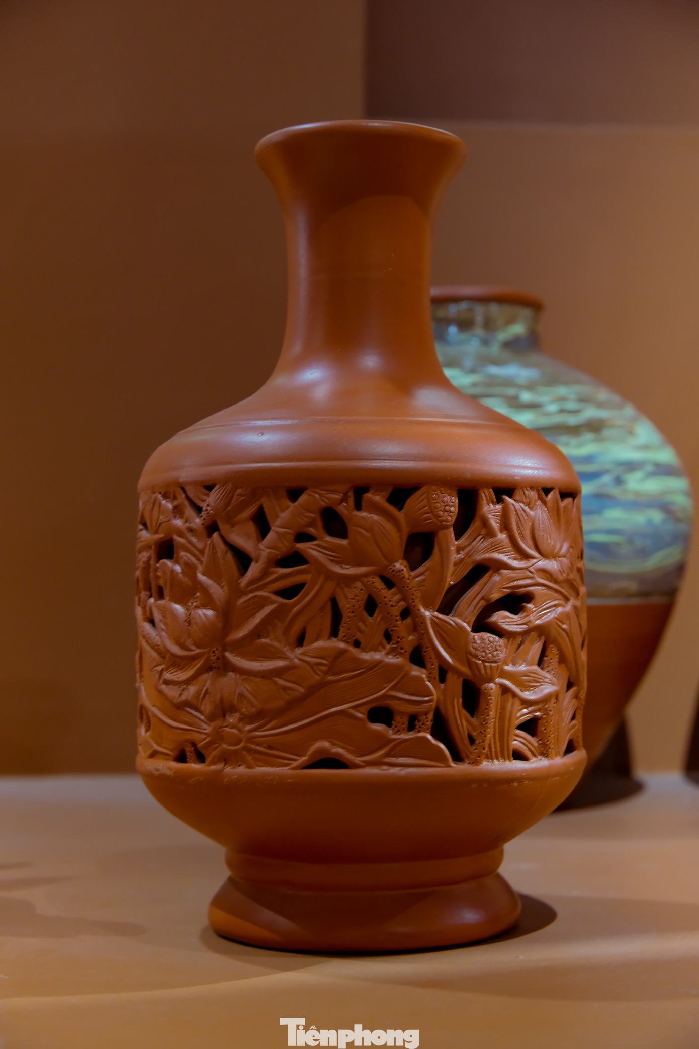 Sharma (du khách Ấn Độ) bày tỏ cô đã đến nhiều làng nghề ở Việt Nam, nhưng Bát Tràng là nơi “rút hầu bao” của cô nhiều nhất, vì các bình gốm ở đây vô cùng đa dạng về loại hình và mẫu mã. Sharma cho biết đã mua đến hơn 10 sản phẩm gồm bình hoa, đĩa, tượng gốm phù điêu để mang về nước tặng người thân và bạn bè.